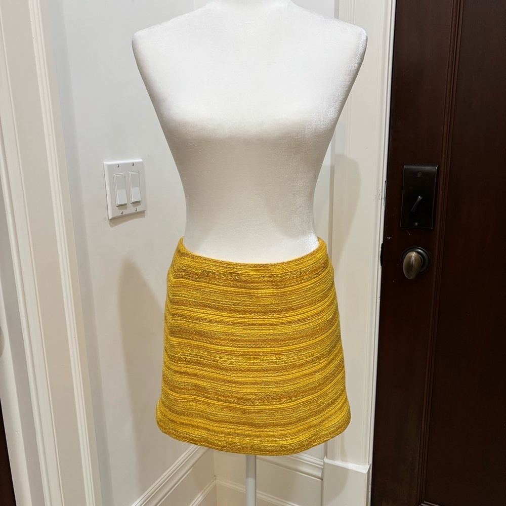 ALICE + OLIVIA NEW mini skirt  
beautiful fabric, side zipper & fully lined